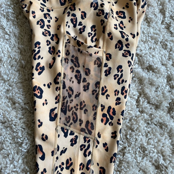 NWOT Fabletics Leopard Leggings with Pockets - Picture 3 of 11